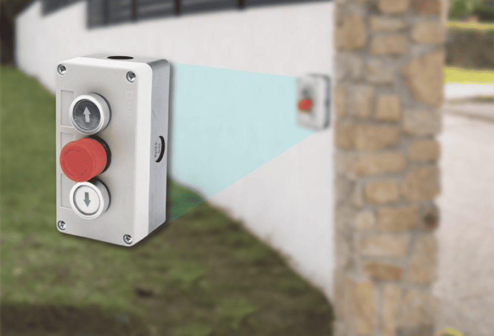 Botonera triple con botón de stop para acceso vehicular